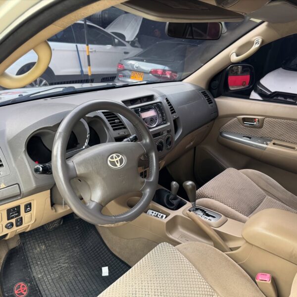 Toyota Fortuner SR5 4X4 - Image 8