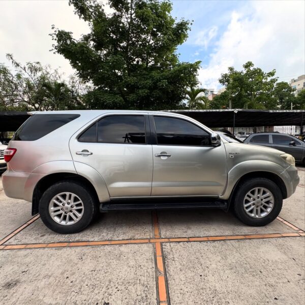 Toyota Fortuner SR5 4X4 - Image 6