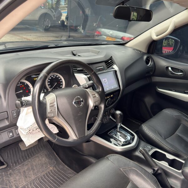 Nissan Frontier LE Diésel 4x4 - Image 9